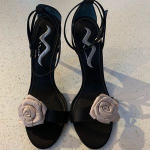 Nina black sandals / heels size 9 NWB